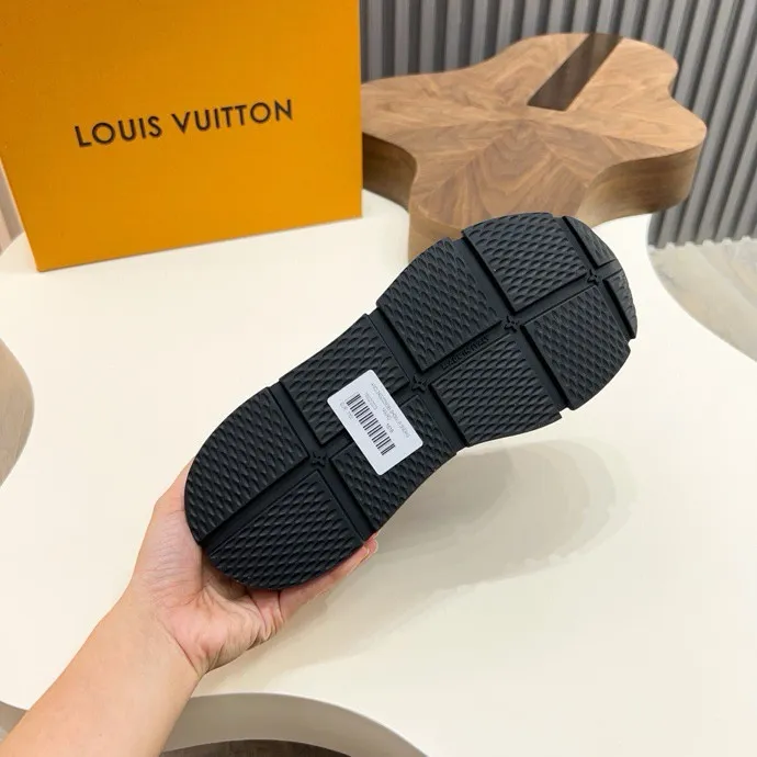 💰 640 LV’s latest sneakers! Select high-quality Monogram fly-knit fabric and have a square logo on the upper, highlighting the fashion of the 2025 men's series. The high-end and elegant upper made of absorbent film material collides with the dynamic ultra-light sole for texture, and the Louis Vuitton logo embellishes the back and outsole of the shoe.    SIZE 39-44 (38, 45 customized)